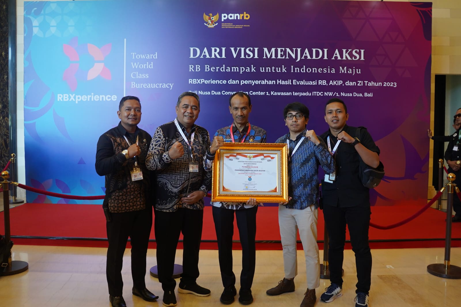 Wakil Bupati Solok Selatan H Yulian Efi terima penghargaan Hasil Evaluasi SAKIP, Reformasi Birokrasi (RB), dan Zona Integritas (ZI) Tahun 2023 Kemenpan RB RI di Nusa Dua Bali, Rabu (06/12/2023).